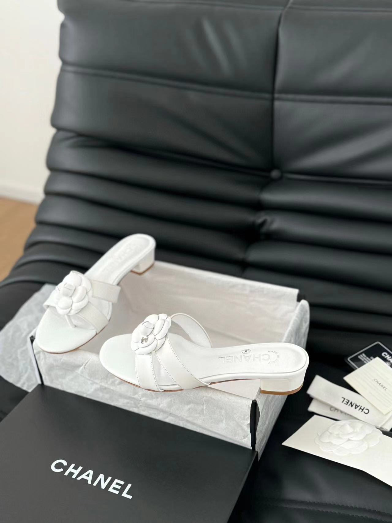 CHANE1 上質なカメリアローヒール【50％割引+送料無料】