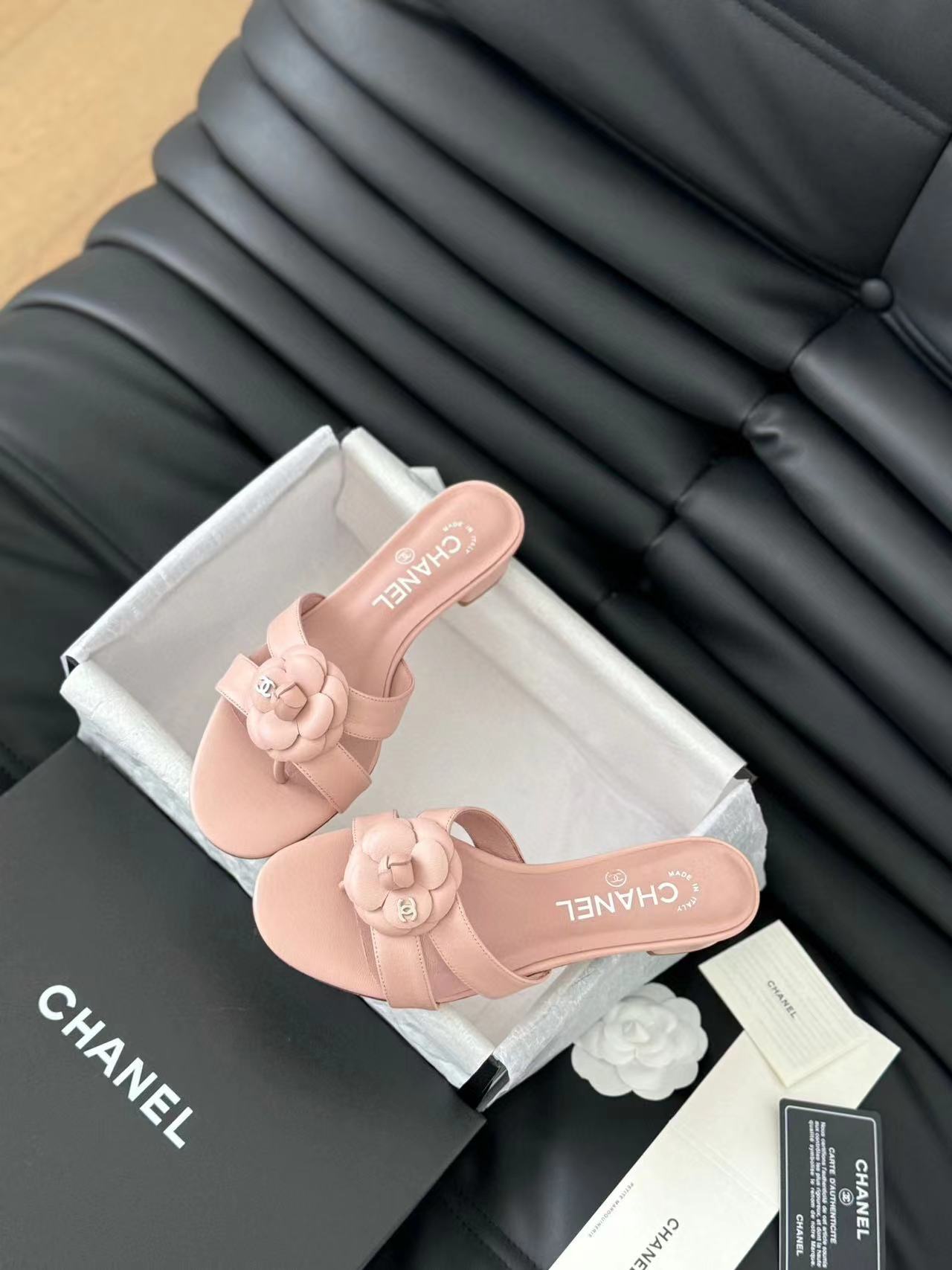 CHANE1 上質なカメリアローヒール【50％割引+送料無料】