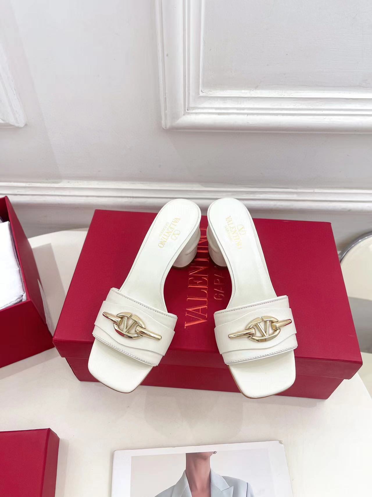 VALENT1NO 高品質牛革ハイヒール【50％割引+送料無料】