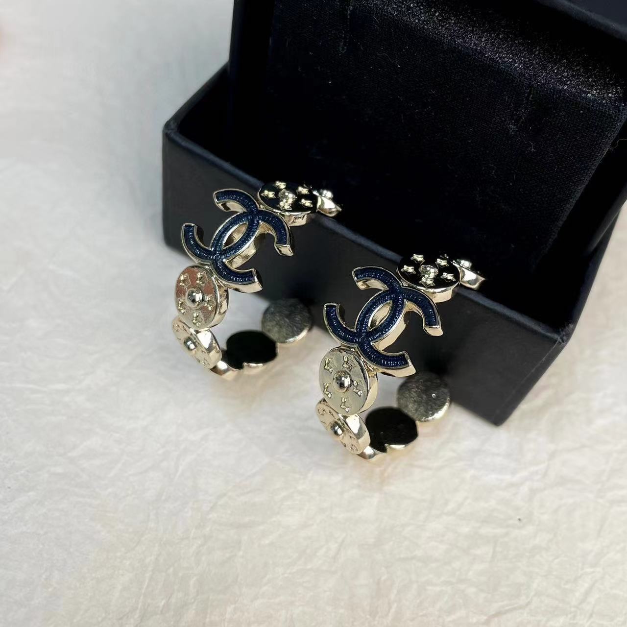 CHANE1 デニムブルー ダブルC フープピアス【50％割引+送料無料】