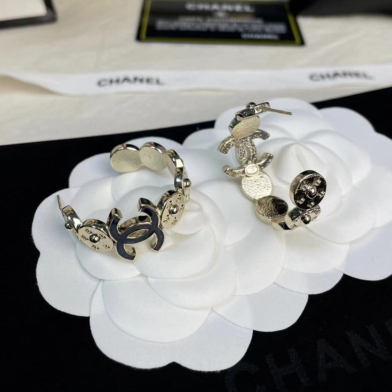 CHANE1 デニムブルー ダブルC フープピアス【50％割引+送料無料】