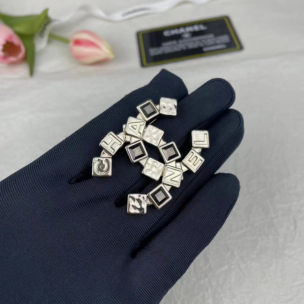 CHANE1 スクエアコンビダブルCブローチ【 50％割引+送料無料】