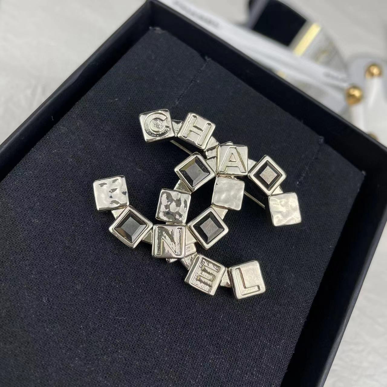 CHANE1 スクエアコンビダブルCブローチ【 50％割引+送料無料】
