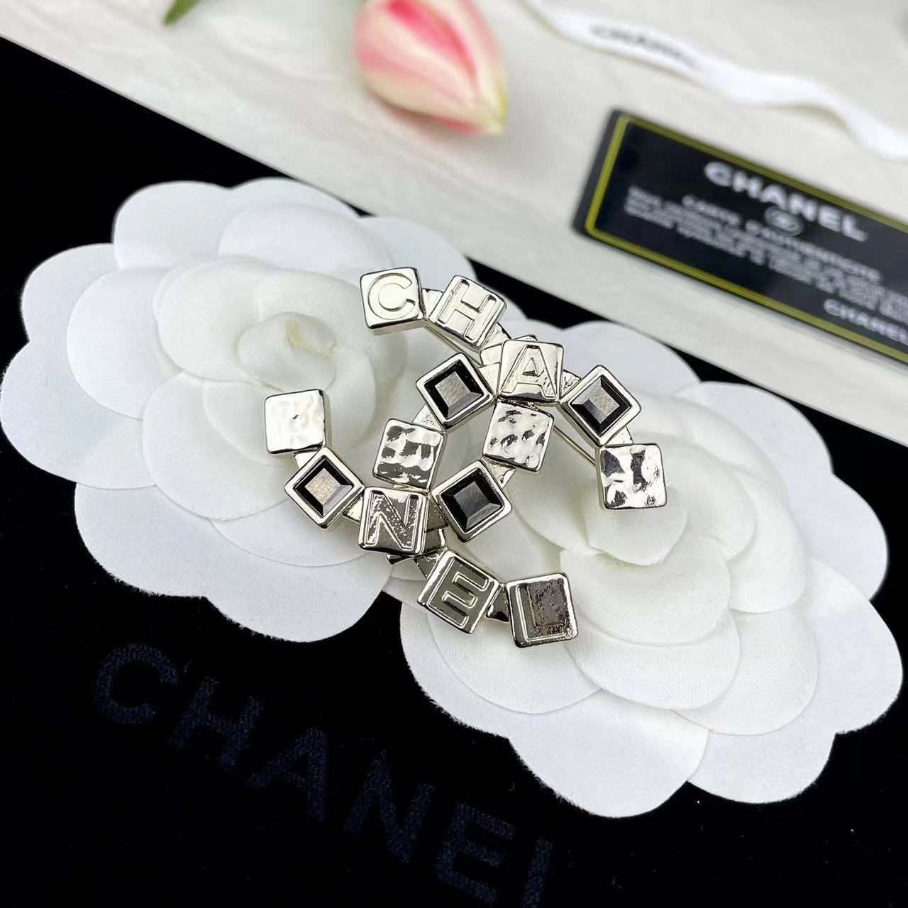 CHANE1 スクエアコンビダブルCブローチ【 50％割引+送料無料】