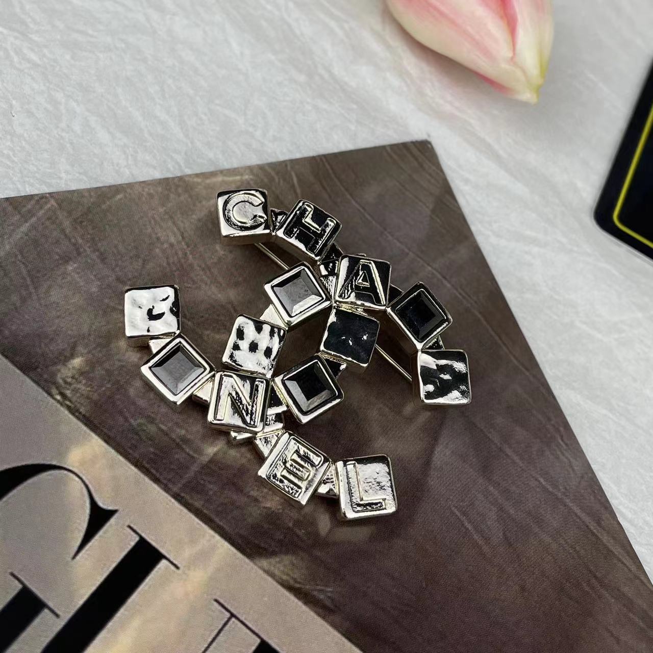 CHANE1 スクエアコンビダブルCブローチ【 50％割引+送料無料】
