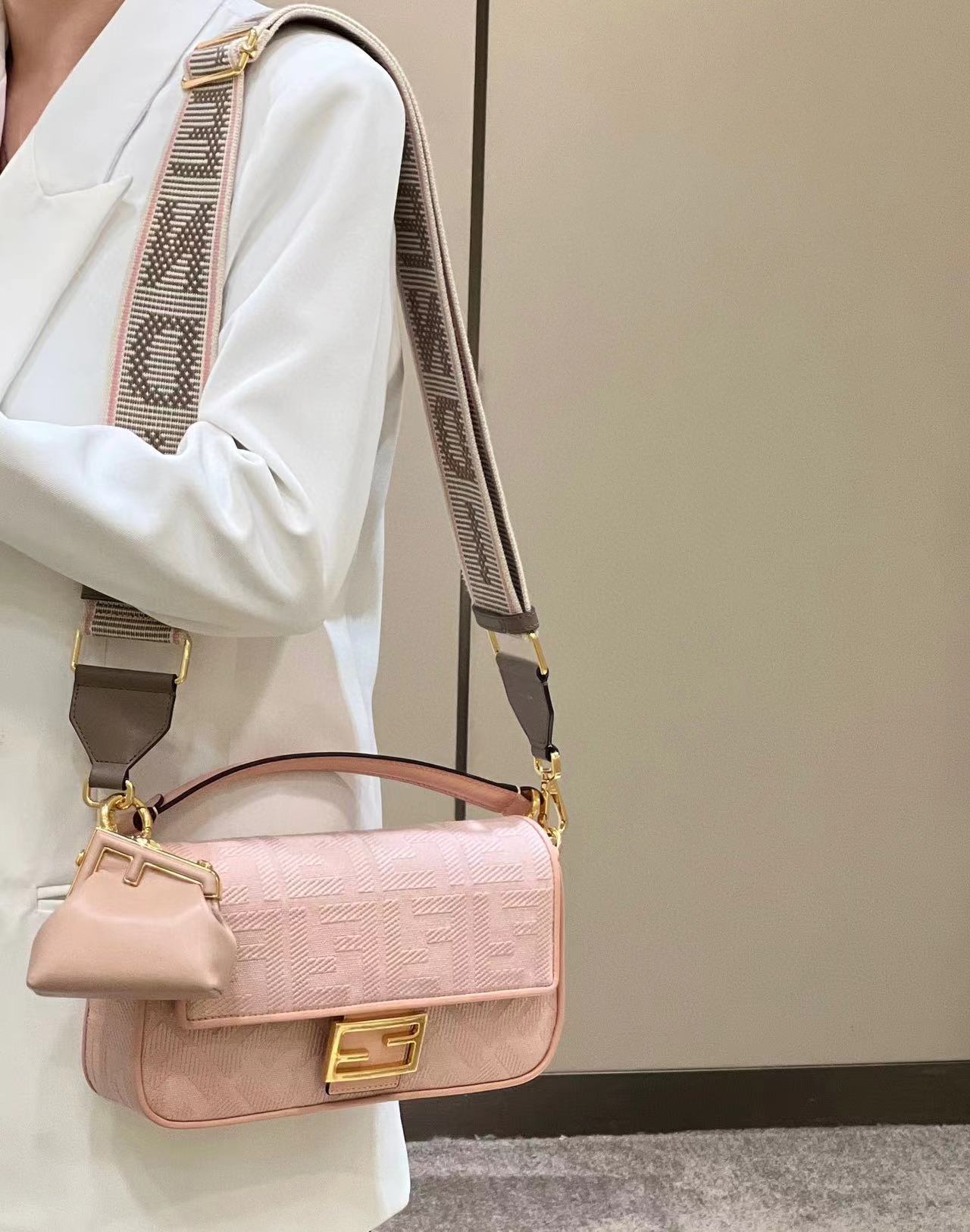 FEND1 チェーンダブルFF 立体刺繍脇下バッグ【 50％割引+送料無料】