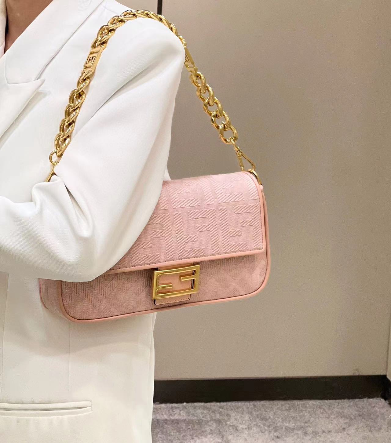 FEND1 チェーンダブルFF 立体刺繍脇下バッグ【 50％割引+送料無料】