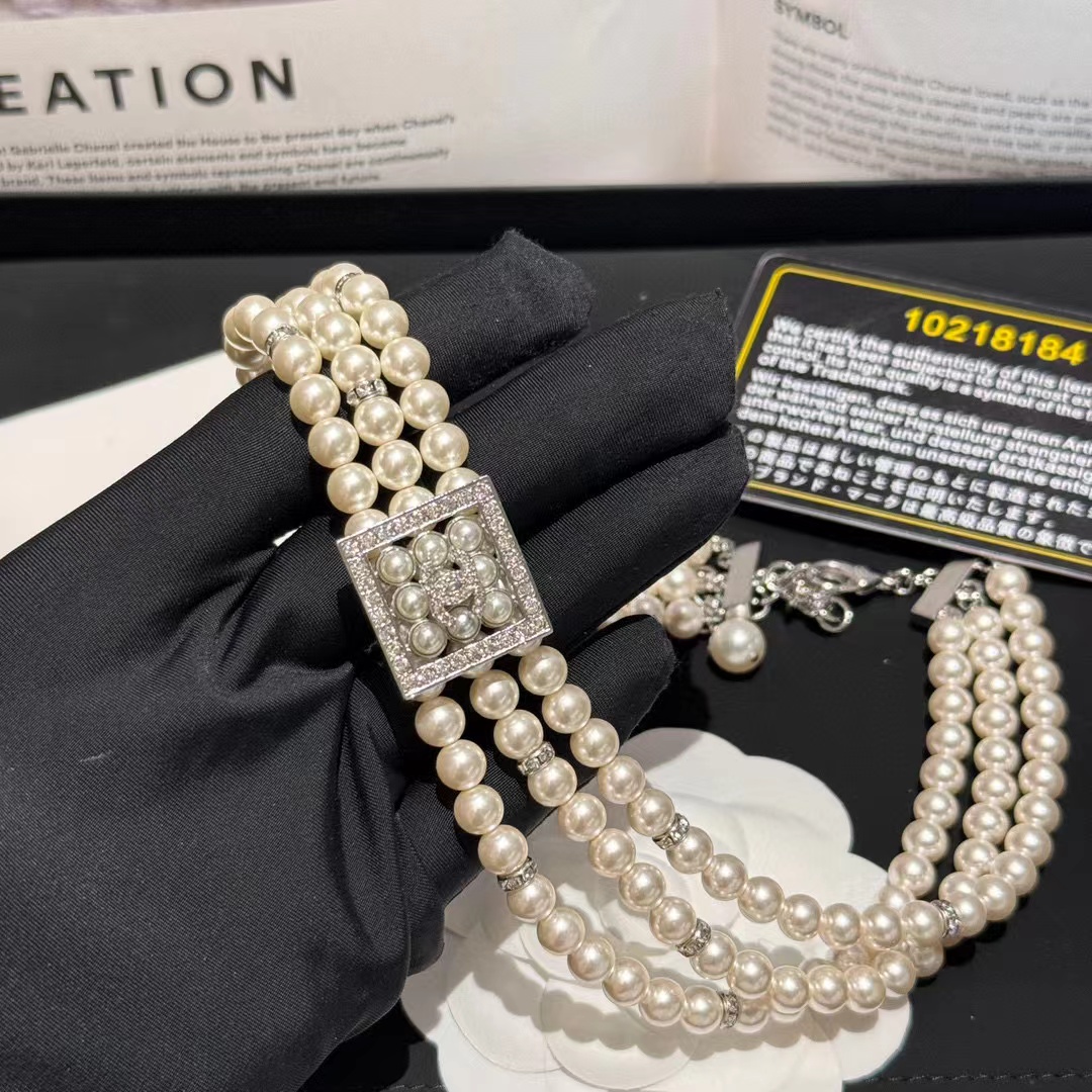 CHANE1 スクエアロゴ 三層パールショートネックレス【50％割引+送料無料】