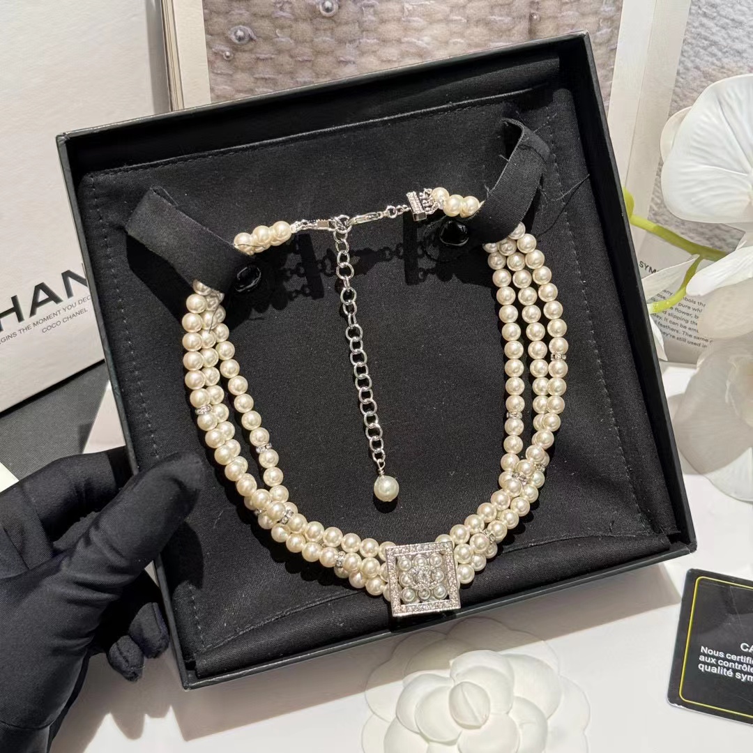 CHANE1 スクエアロゴ 三層パールショートネックレス【50％割引+送料無料】
