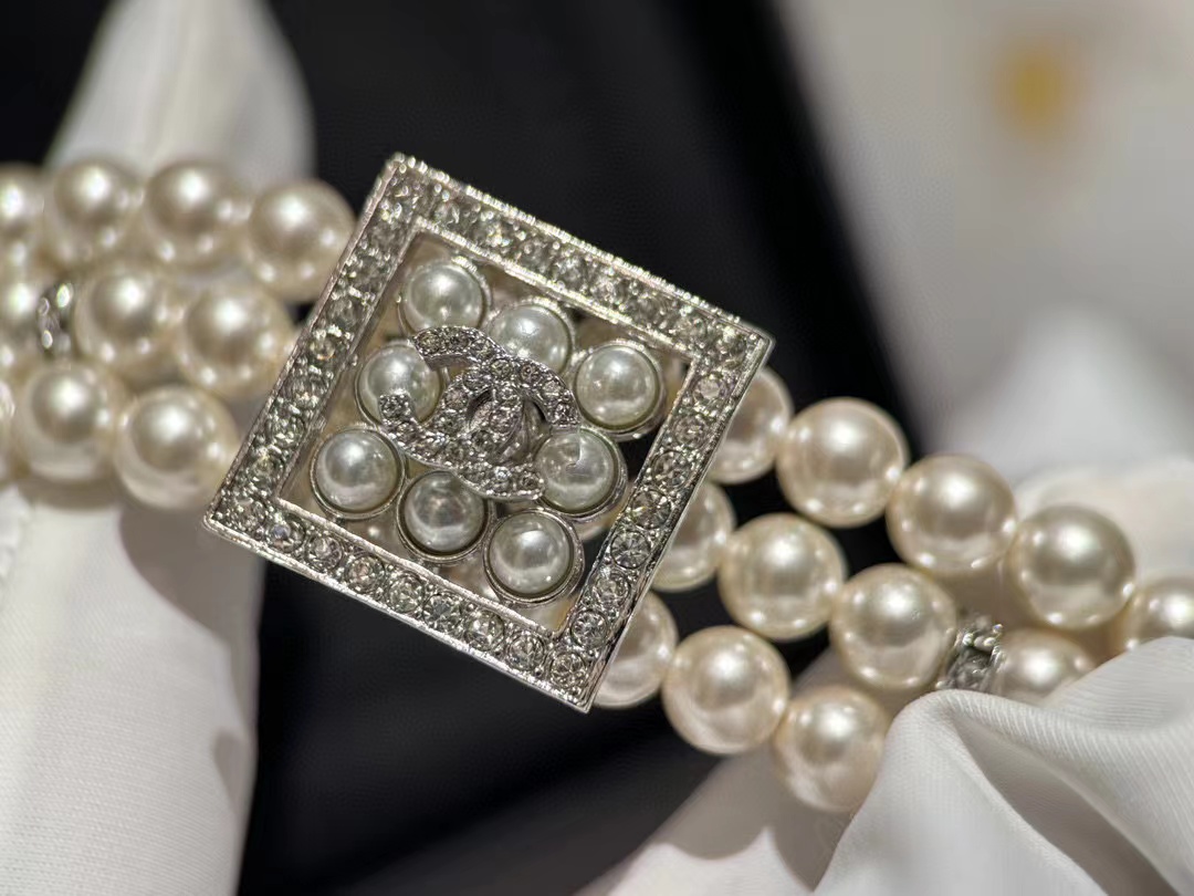 CHANE1 スクエアロゴ 三層パールショートネックレス【50％割引+送料無料】