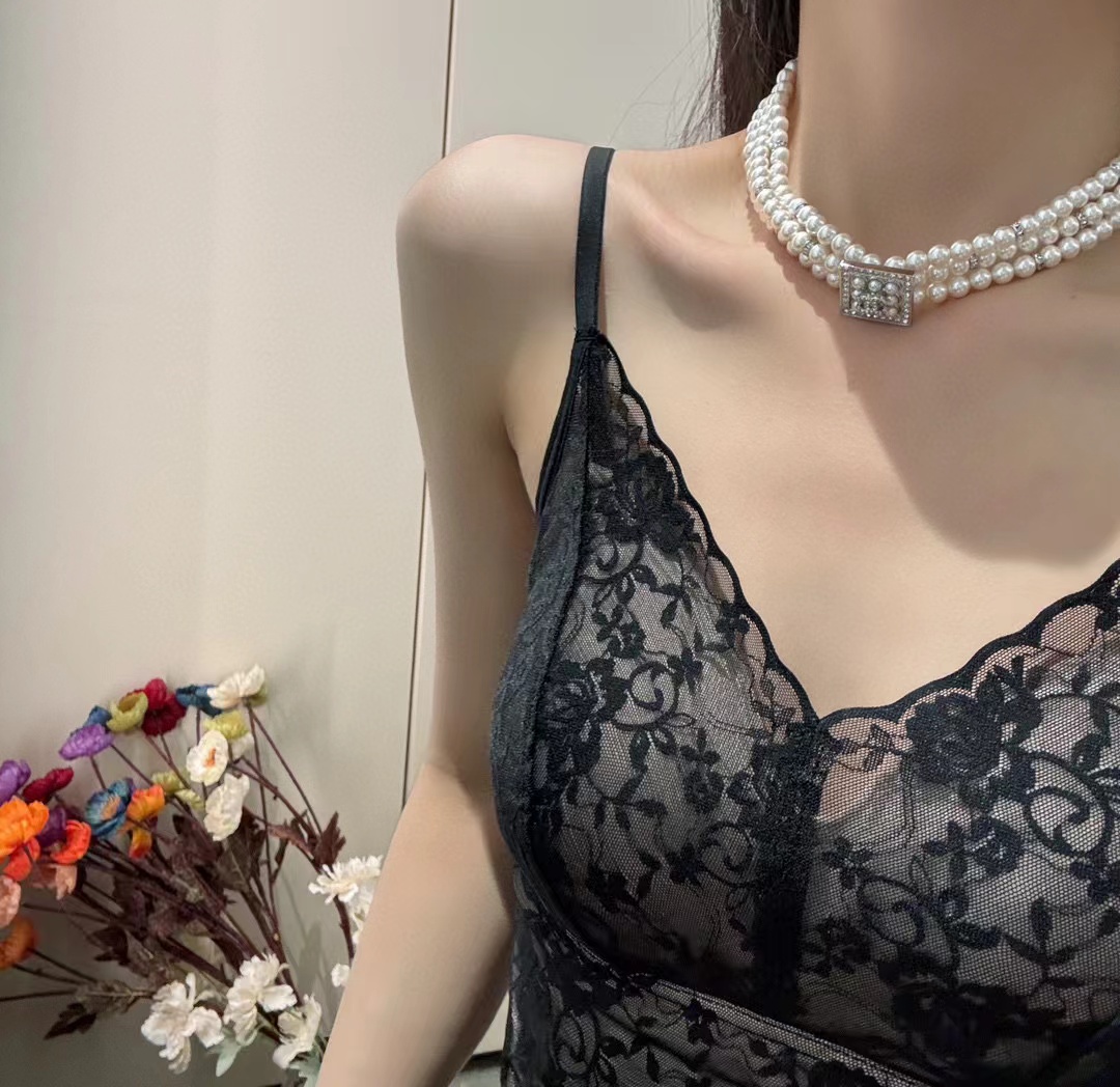 CHANE1 スクエアロゴ 三層パールショートネックレス【50％割引+送料無料】