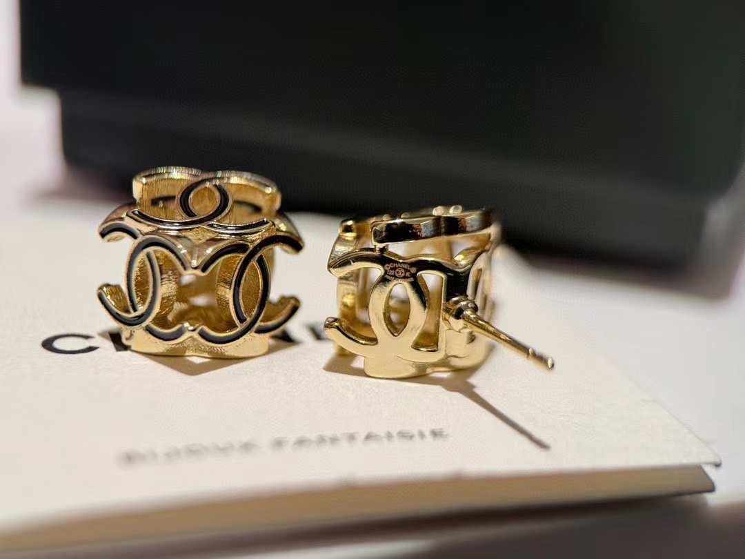 CHANE1 エナメルロゴ イヤリング【50％割引+送料無料】