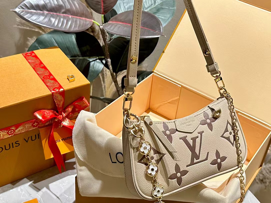 LV エンボス 四つ葉のクローバー チェーン 脇下バッグ【50％割引+送料無料】