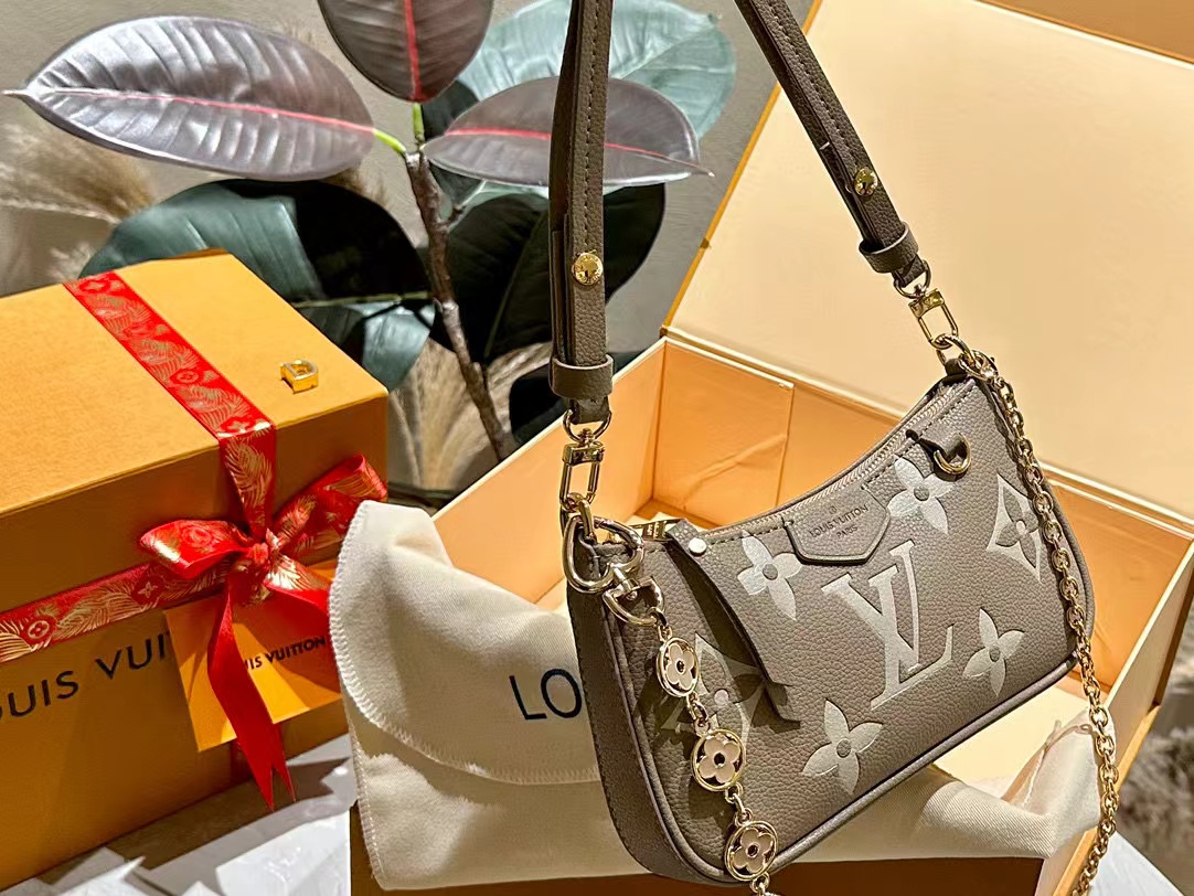 LV エンボス 四つ葉のクローバー チェーン 脇下バッグ【50％割引+送料無料】