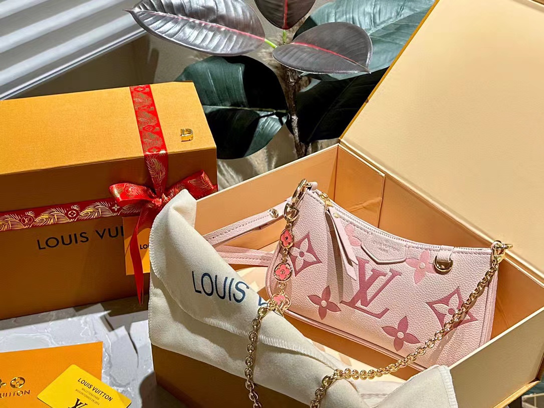 LV エンボス 四つ葉のクローバー チェーン 脇下バッグ【50％割引+送料無料】