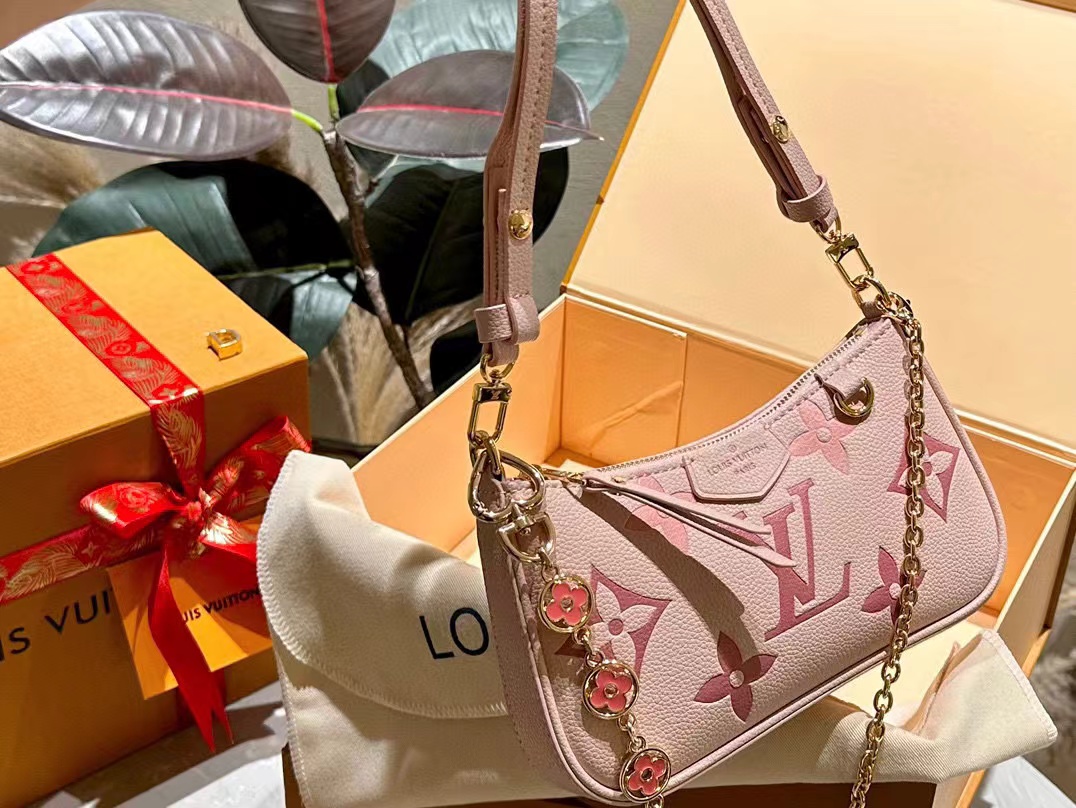 LV エンボス 四つ葉のクローバー チェーン 脇下バッグ【50％割引+送料無料】