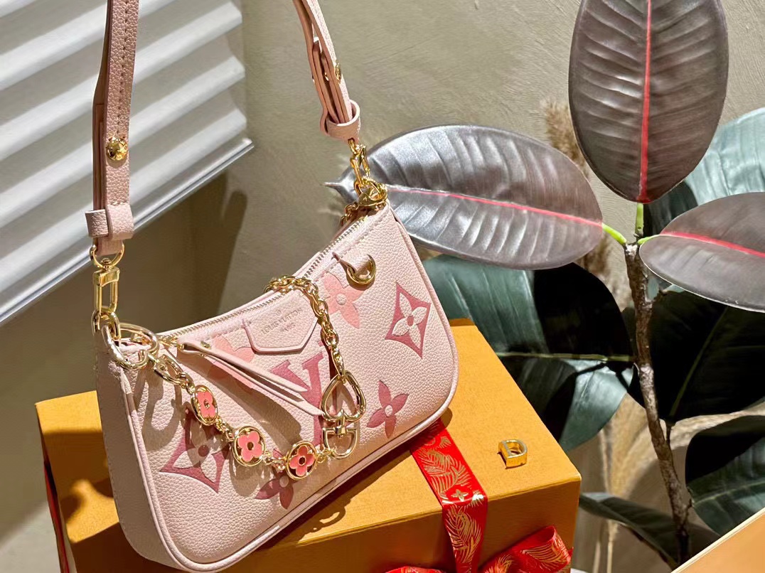 LV エンボス 四つ葉のクローバー チェーン 脇下バッグ【50％割引+送料無料】