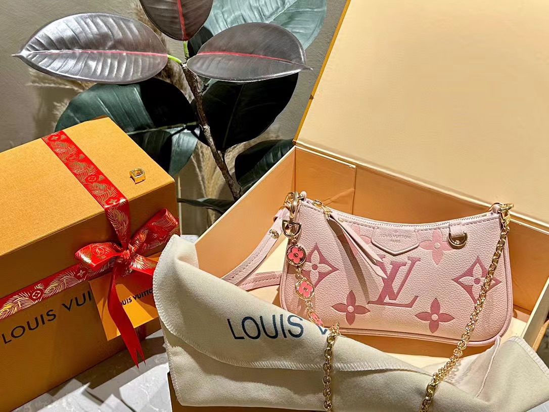 LV エンボス 四つ葉のクローバー チェーン 脇下バッグ【50％割引+送料無料】