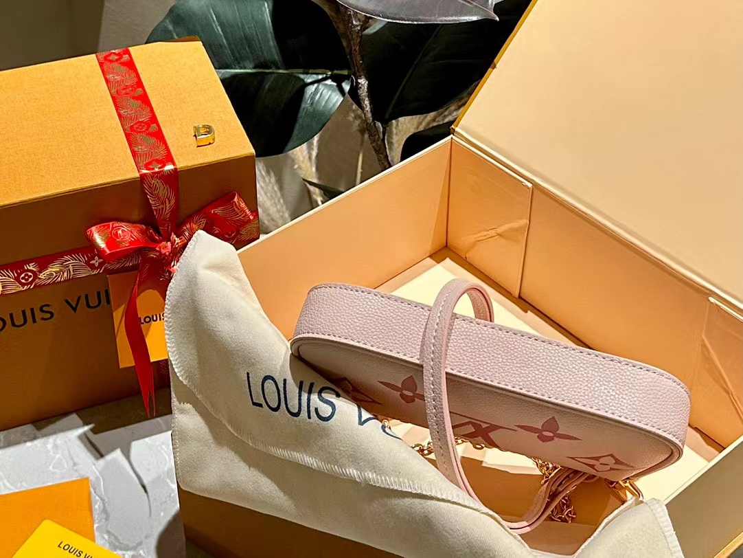LV エンボス 四つ葉のクローバー チェーン 脇下バッグ【50％割引+送料無料】