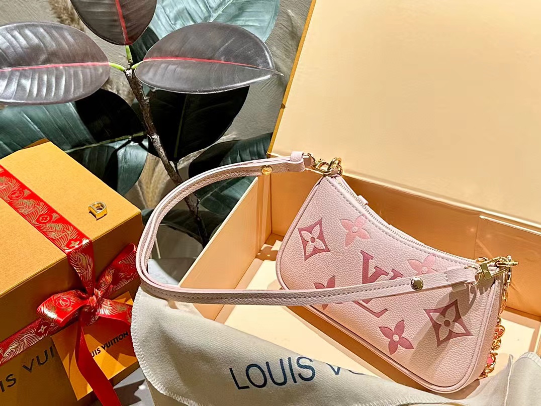 LV エンボス 四つ葉のクローバー チェーン 脇下バッグ【50％割引+送料無料】