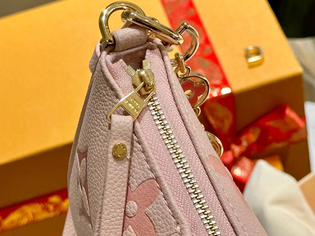 LV エンボス 四つ葉のクローバー チェーン 脇下バッグ【50％割引+送料無料】