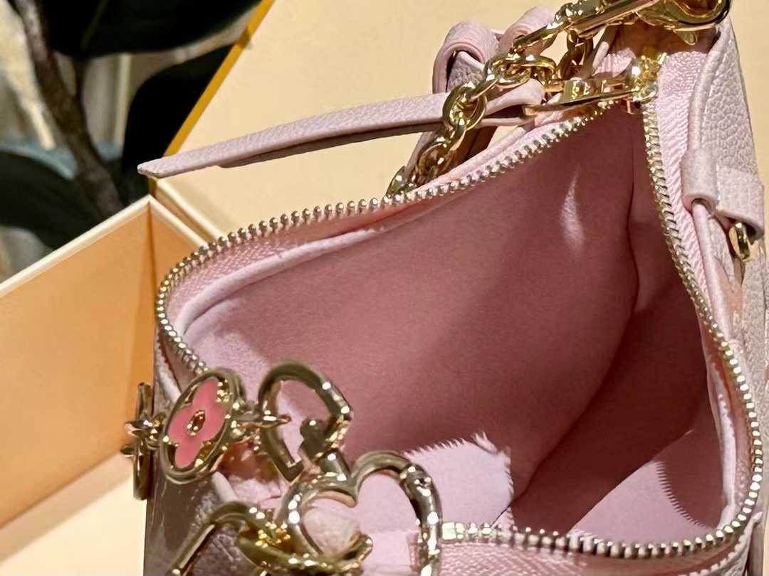 LV エンボス 四つ葉のクローバー チェーン 脇下バッグ【50％割引+送料無料】