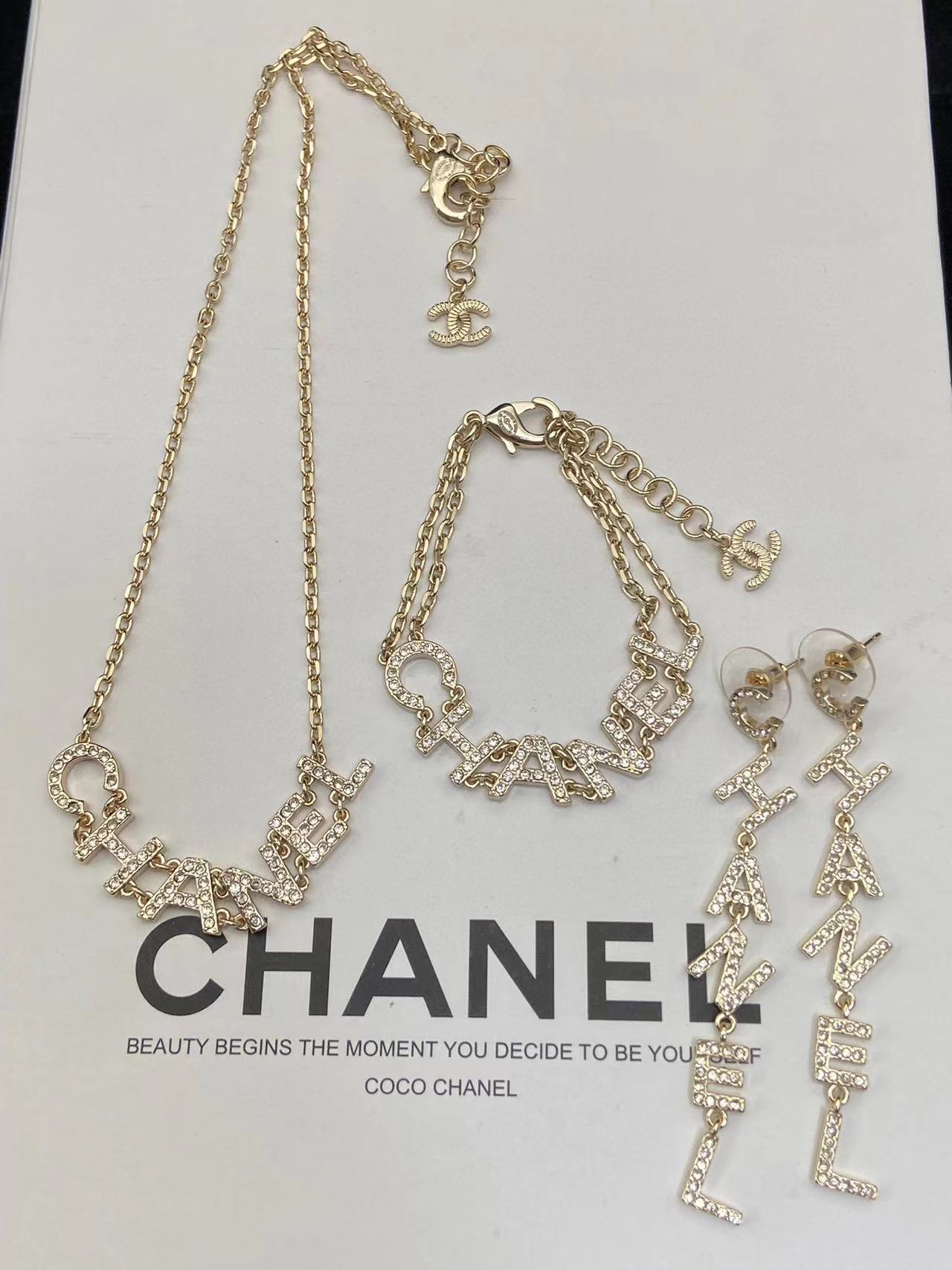 CHANE1 ダイヤモンドレタースタッドピアス+ブレスレット+ネックレスの3点セット【50％割引+送料無料】