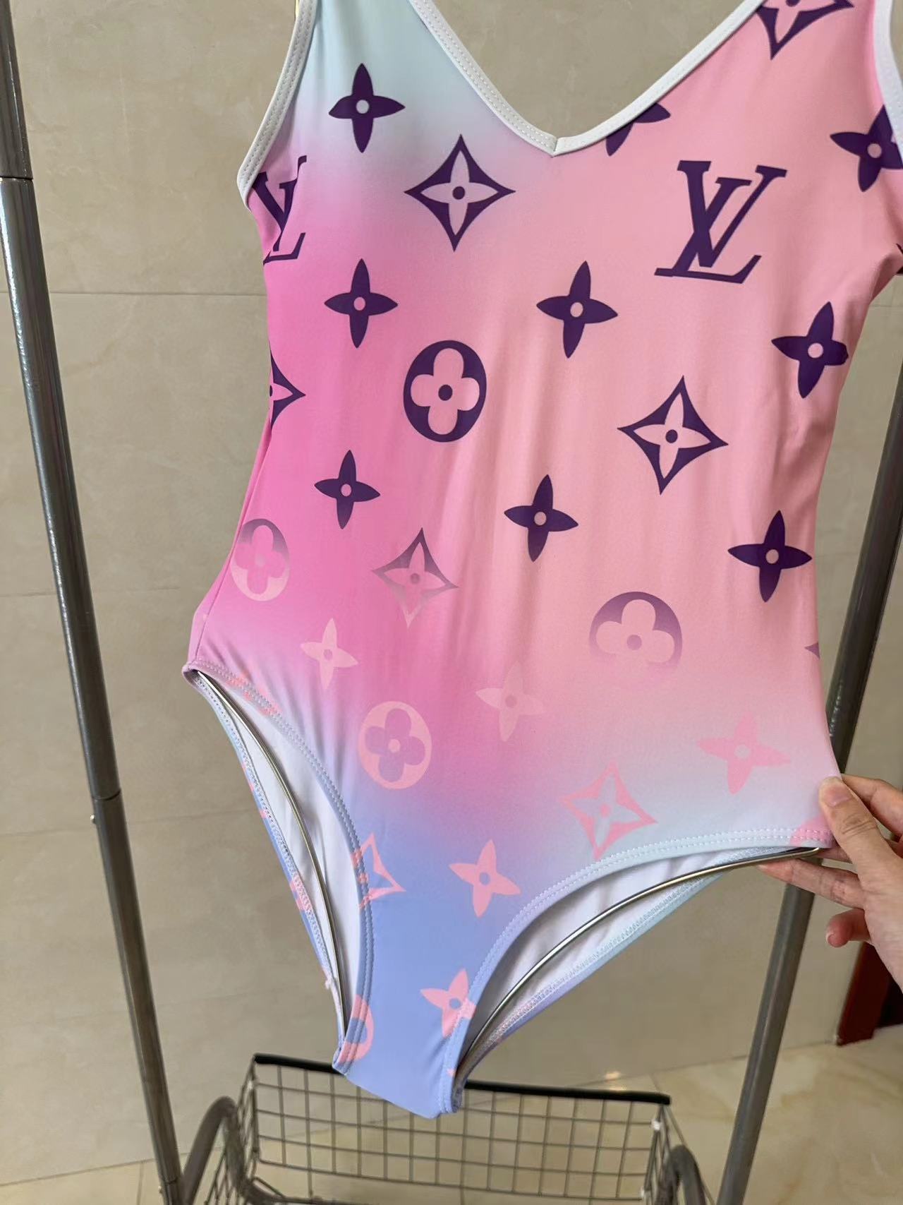 LVプリントワンピース水着【50％割引+送料無料】