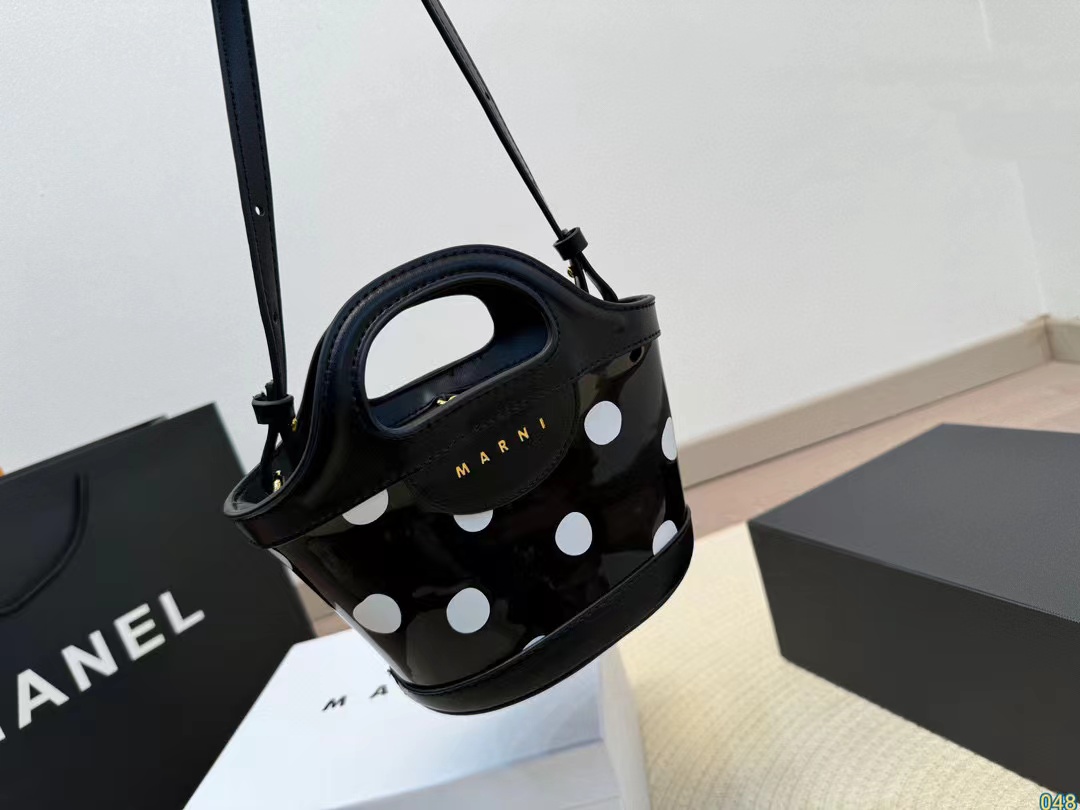 Marni ウェーブポイント 野菜かごハンドバッグ【50％割引+送料無料】