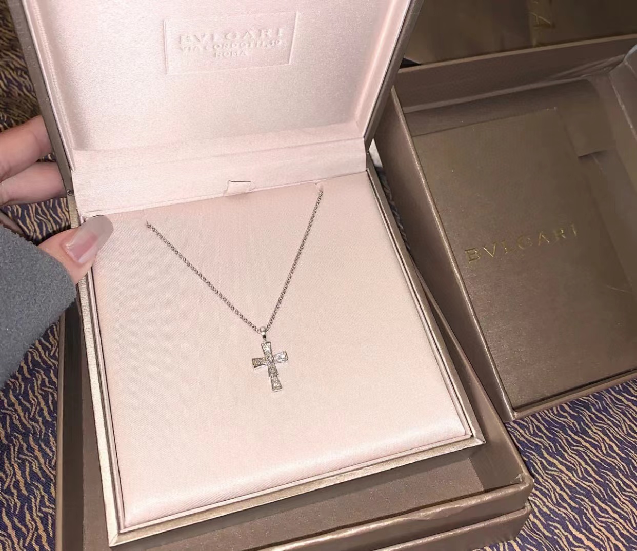 BVLGAR1 クロス ダイヤモンド ネックレス【50％割引+送料無料】