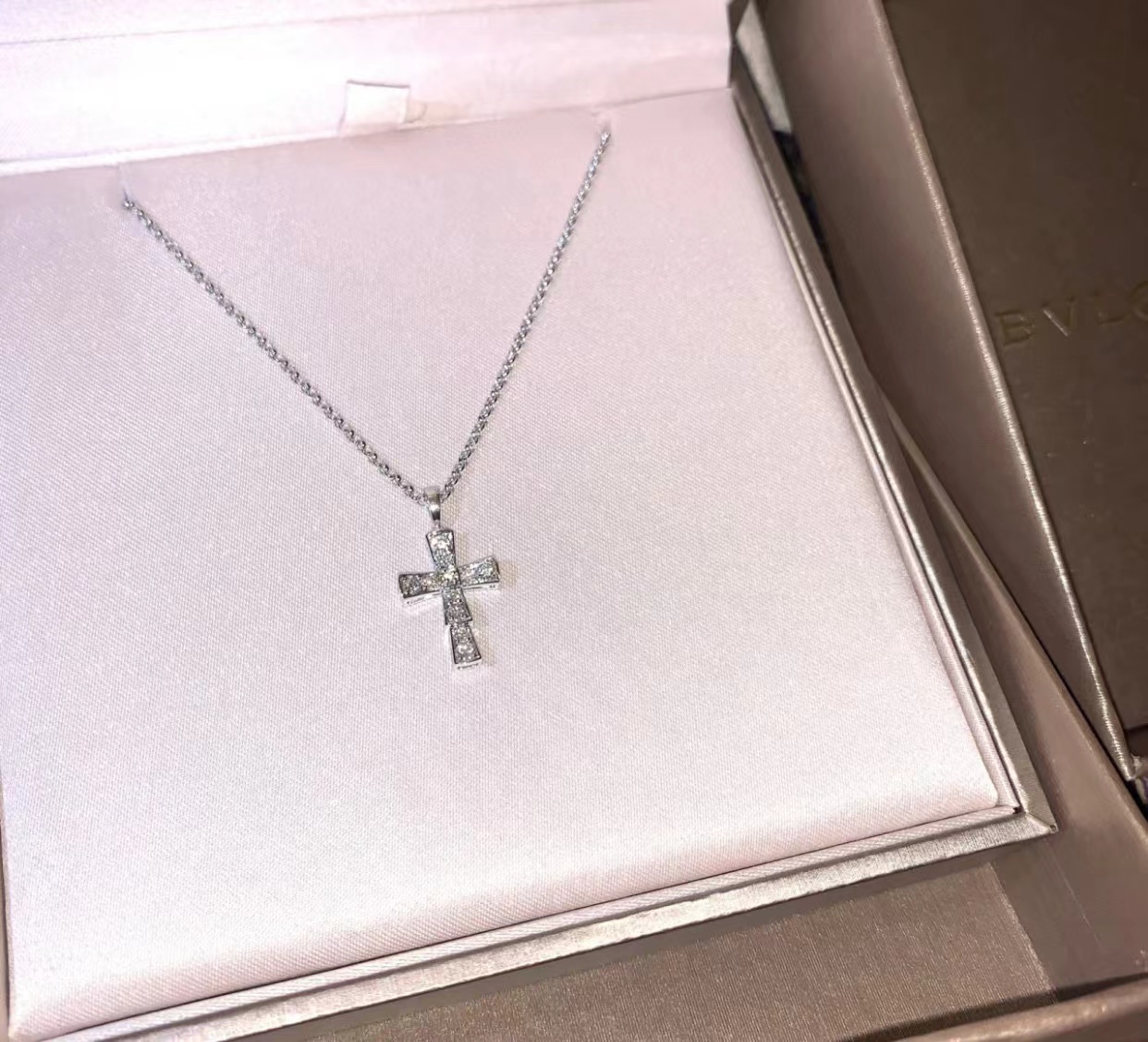 BVLGAR1 クロス ダイヤモンド ネックレス【50％割引+送料無料】
