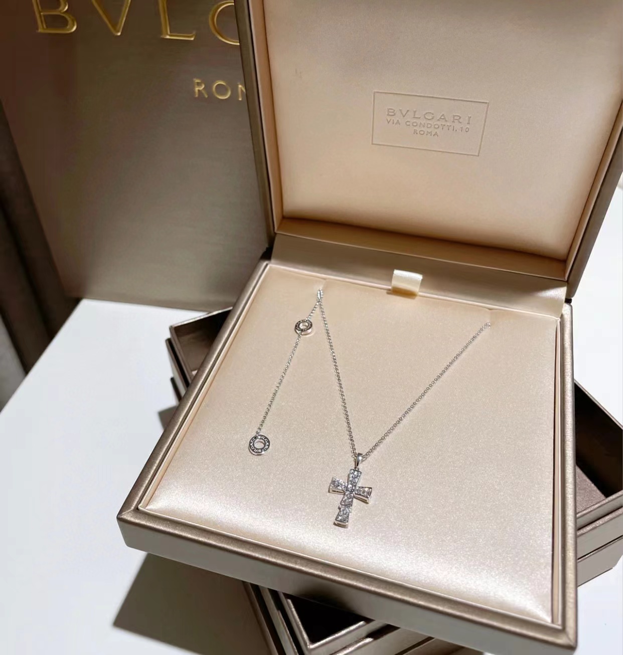 BVLGAR1 クロス ダイヤモンド ネックレス【50％割引+送料無料】