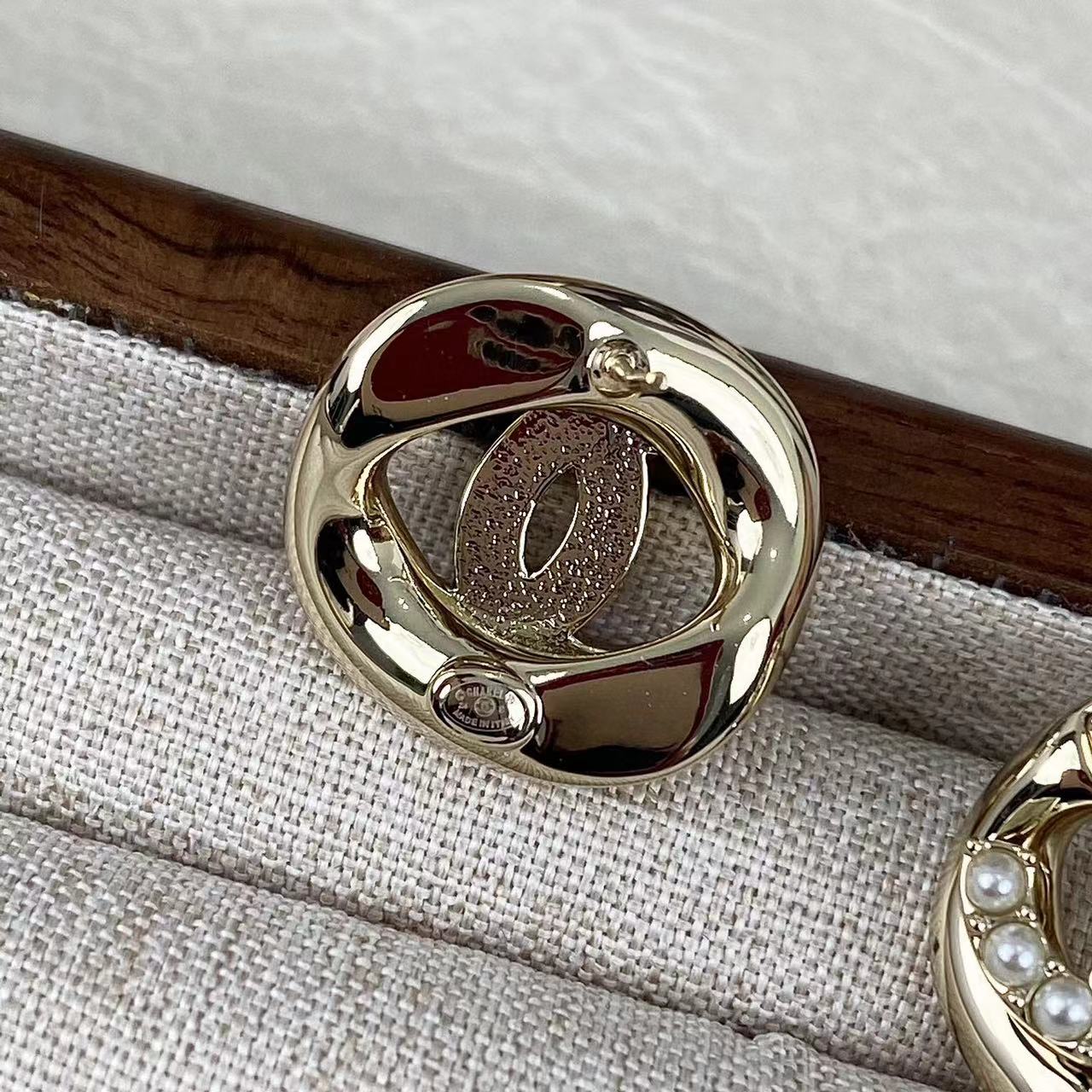 CHANE1 ダブル C パール スタッド ピアス【50％割引+送料無料】