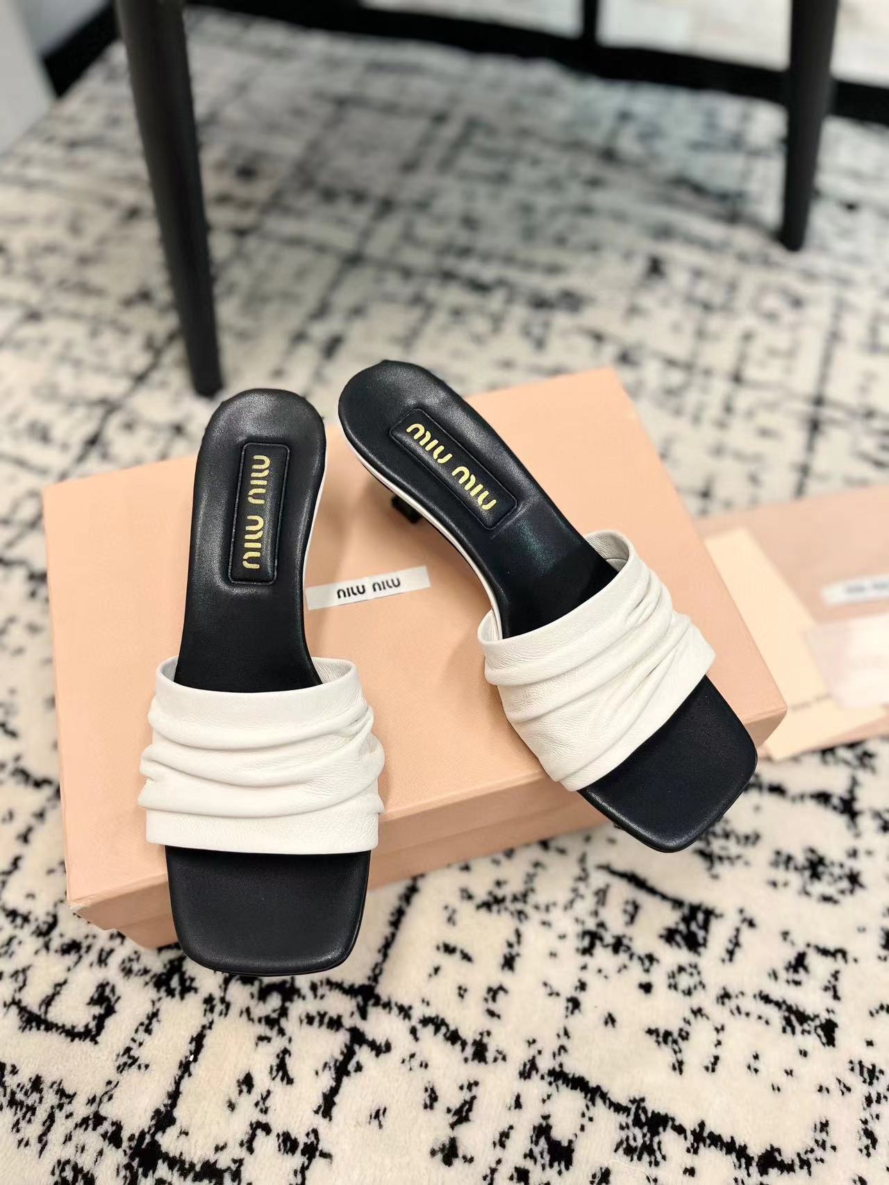 M1UM1U 高品質プリーツハイヒールスリッパ【50％割引+送料無料】