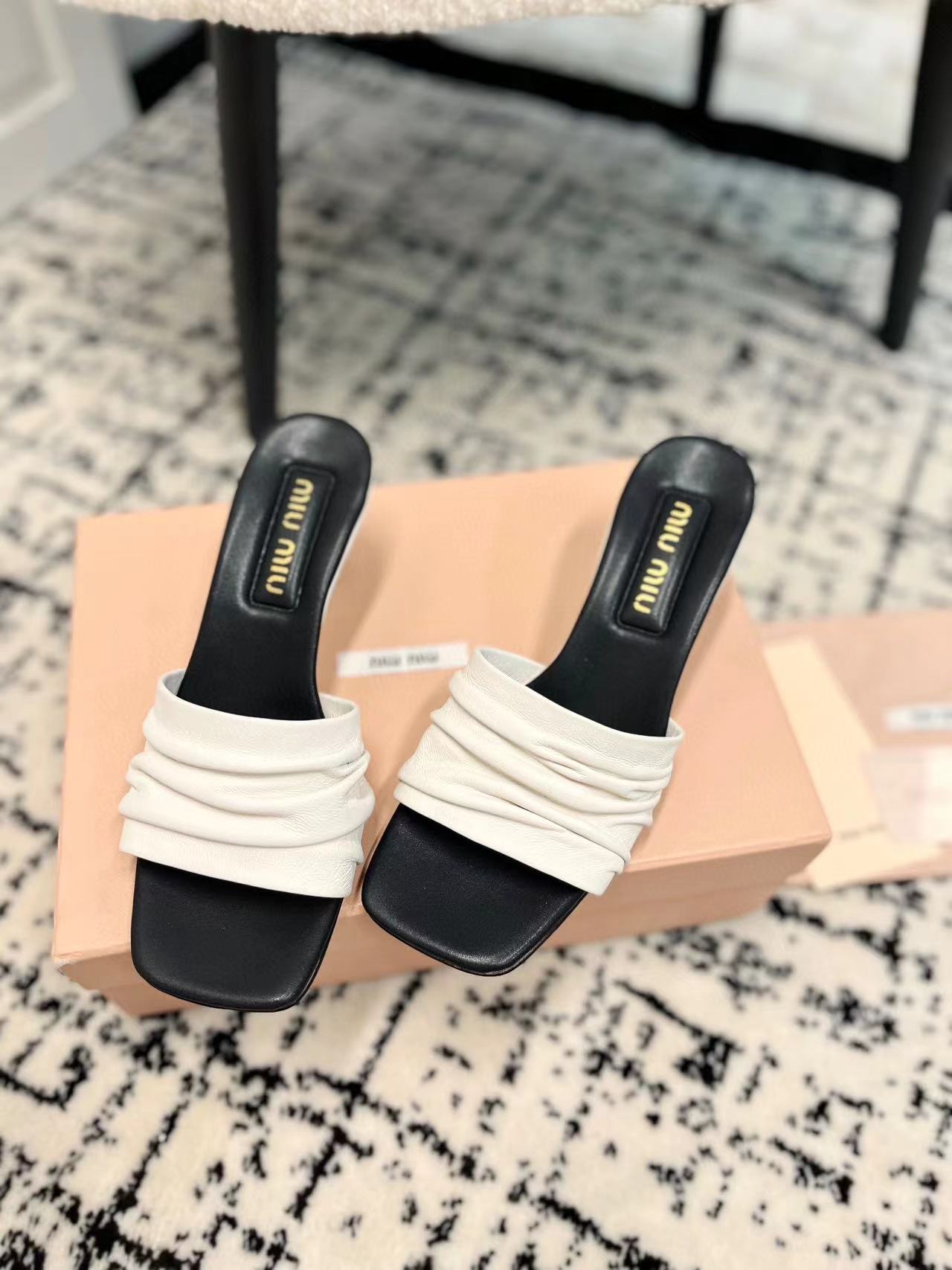 M1UM1U 高品質プリーツハイヒールスリッパ【50％割引+送料無料】