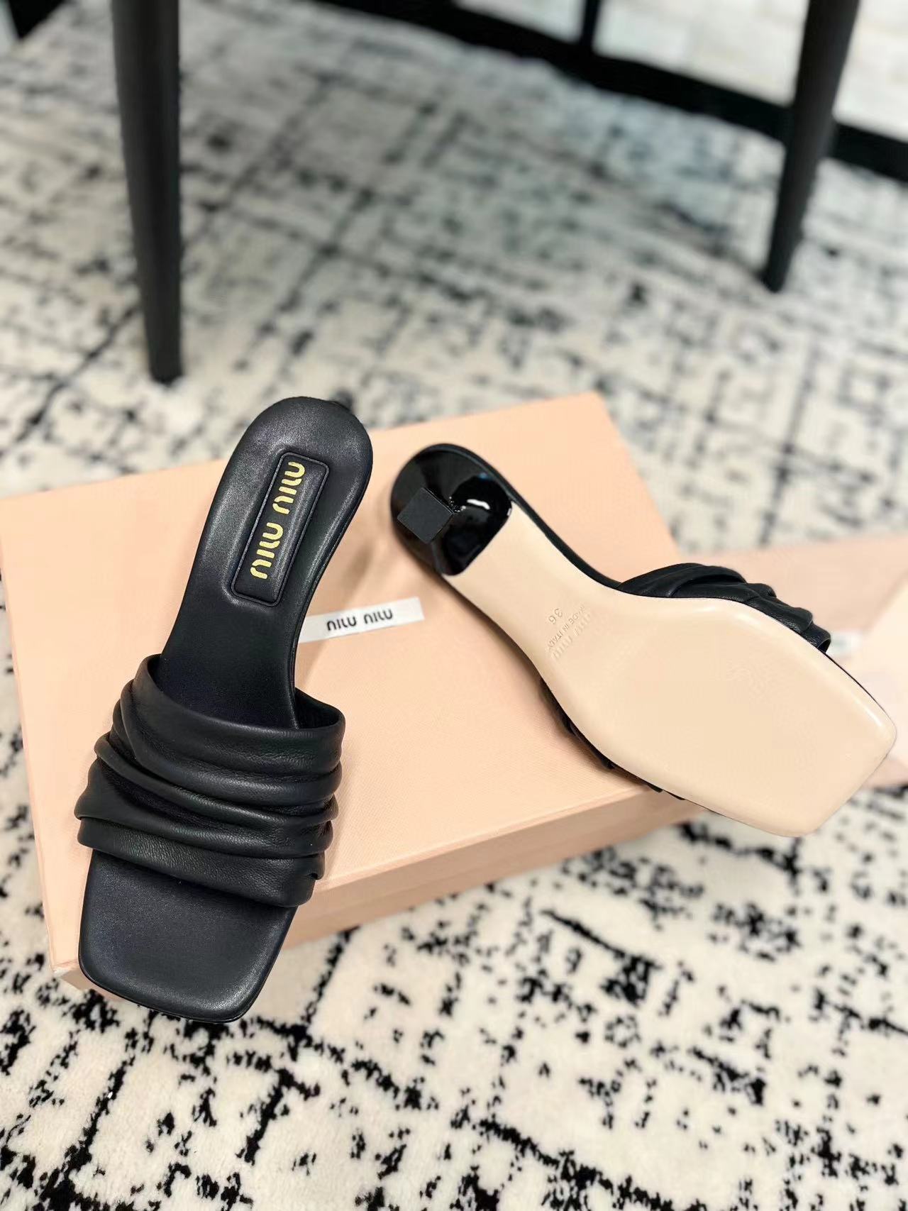 M1UM1U 高品質プリーツハイヒールスリッパ【50％割引+送料無料】