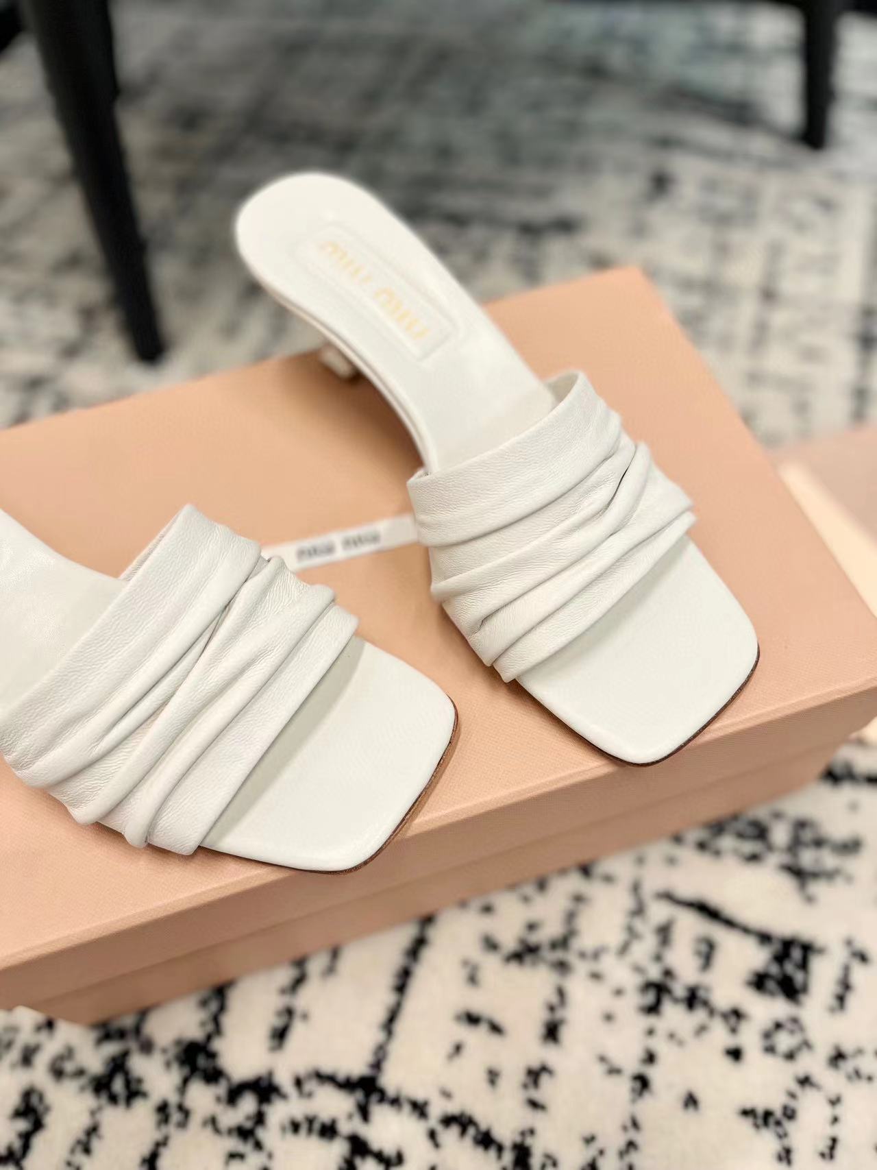 M1UM1U 高品質プリーツハイヒールスリッパ【50％割引+送料無料】