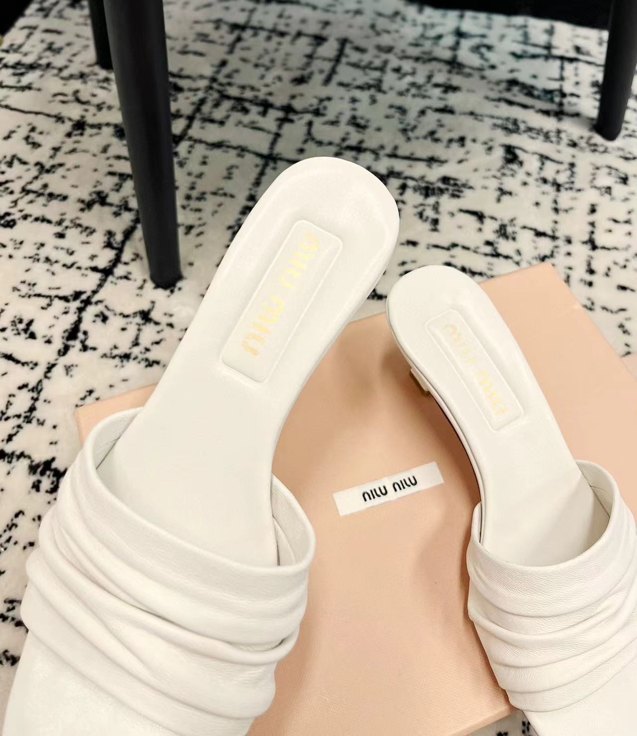 M1UM1U 高品質プリーツハイヒールスリッパ【50％割引+送料無料】