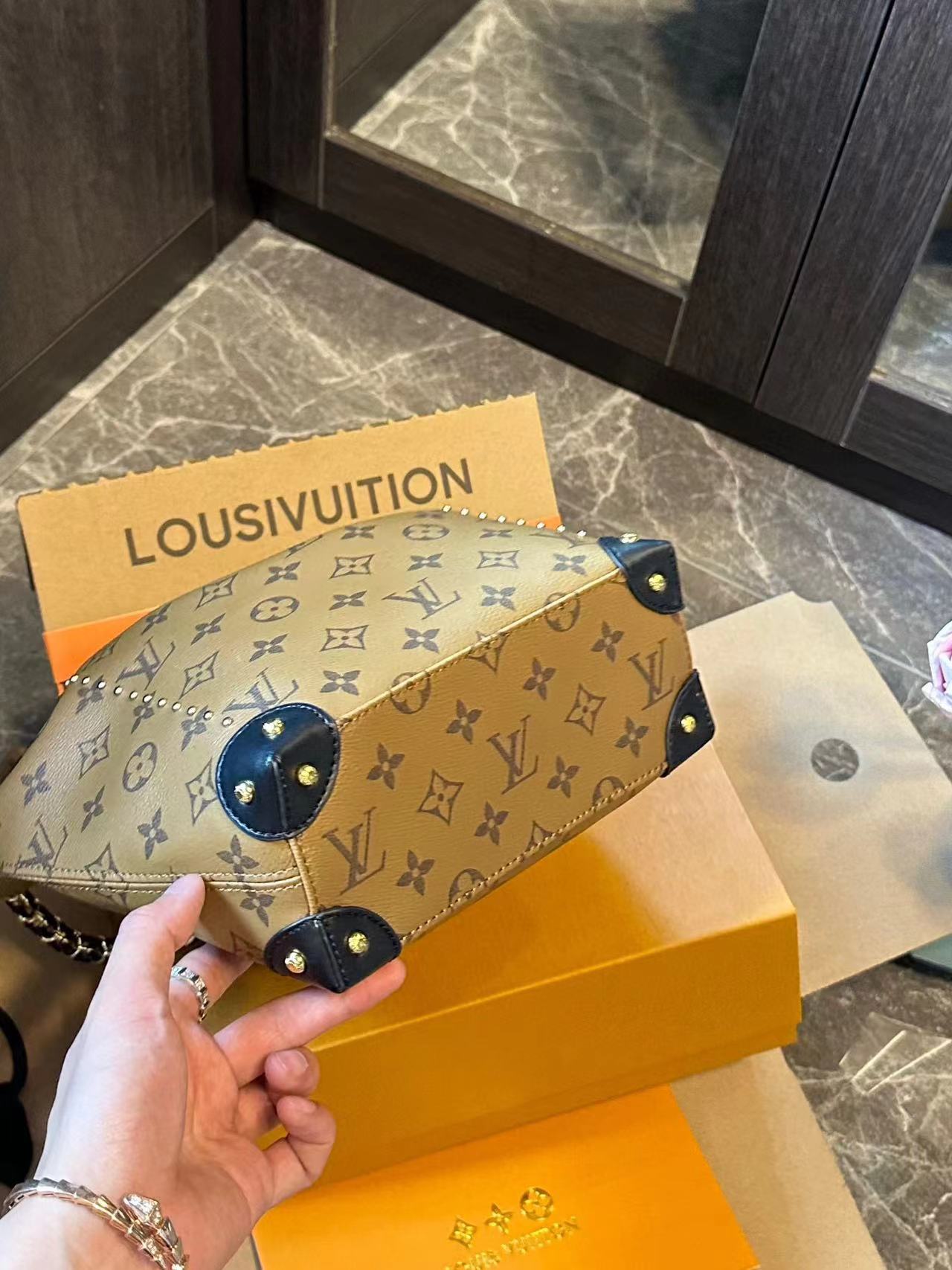 LV チェーンバケットバッグ【50％割引+送料無料】