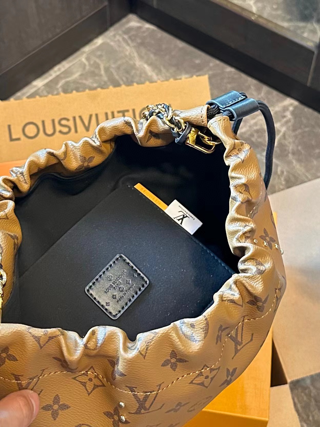 LV チェーンバケットバッグ【50％割引+送料無料】