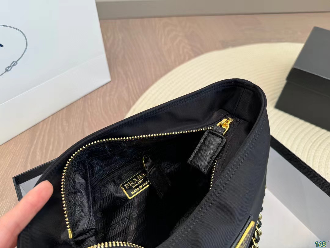 PR4DA チェーンナイロンクロスボディバッグ【50％割引+送料無料】