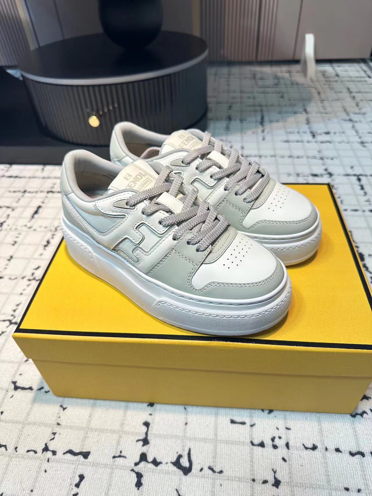 FEND1 高品質カジュアルシューズ【50％割引+送料無料】