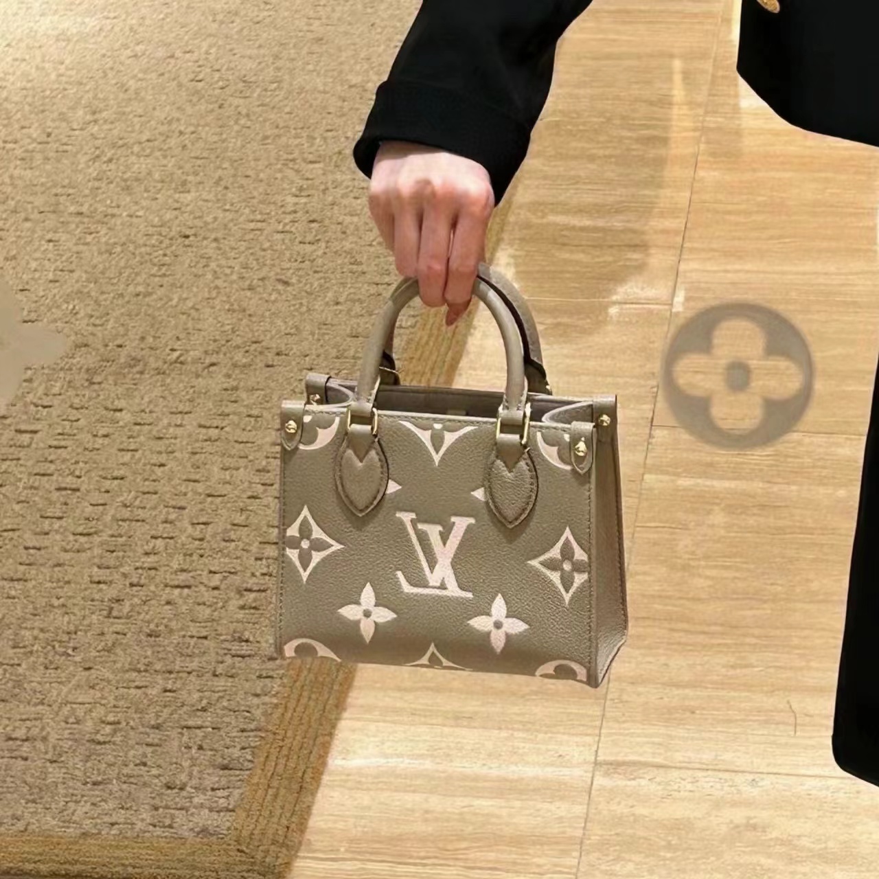LV Onthego牛革ハンドバッグ【50％割引+送料無料】