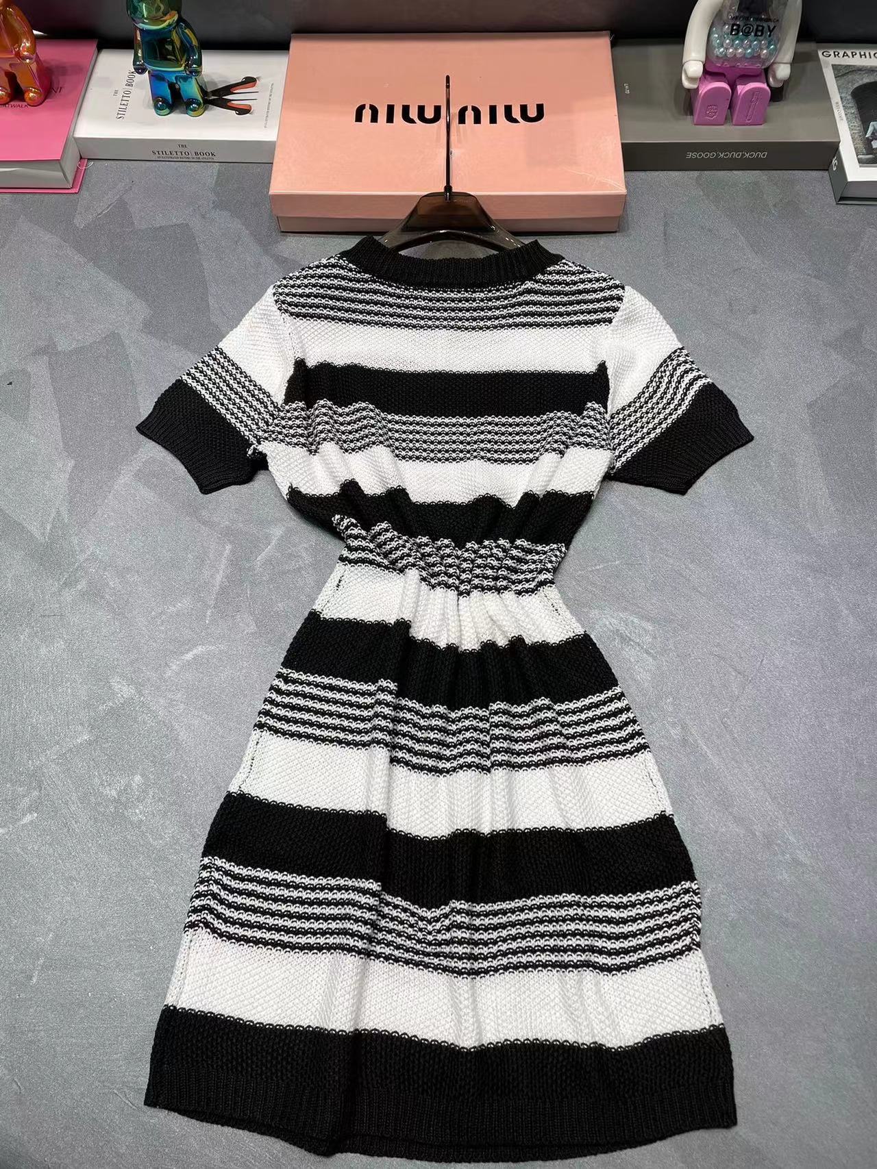 CHANE1 ダブル丈ロゴストライプニットワンピースA【50％割引+送料無料】