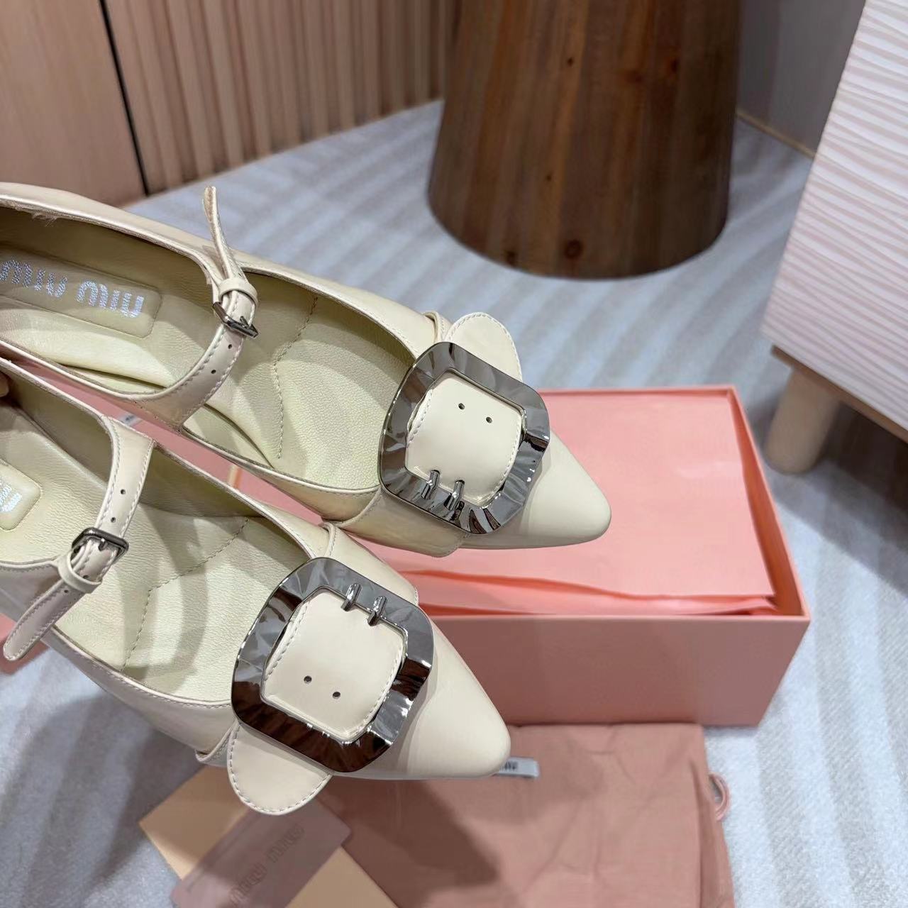 M1UM1U 高品質シルバーバックル メリージェーン ポインテッドトゥ フラット【50％割引+送料無料】