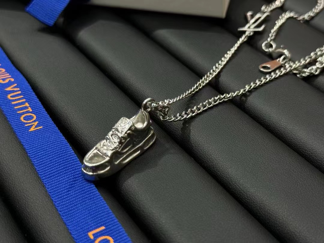 LV 靴型シルバー ユニセックス ネックレス【50％割引+送料無料】
