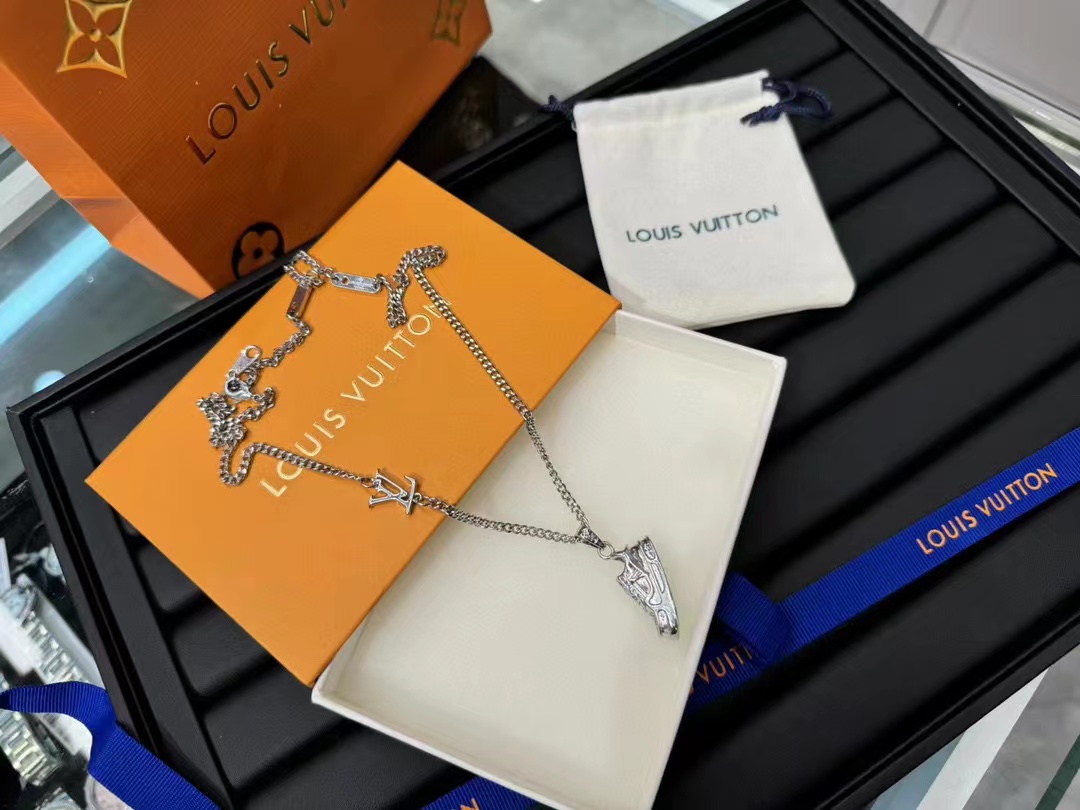 LV 靴型シルバー ユニセックス ネックレス【50％割引+送料無料】