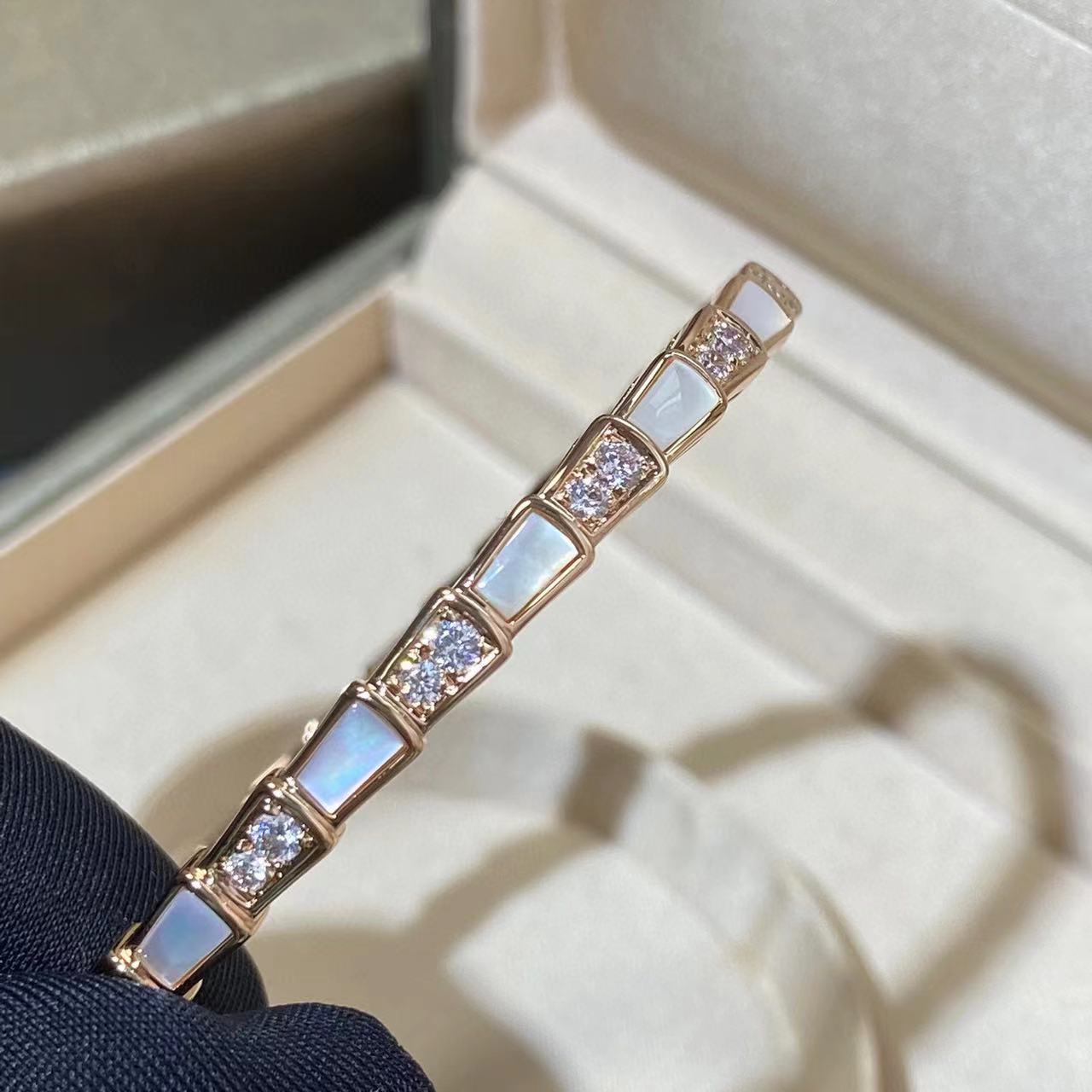 BVLGAR1 ホワイトシェルスネークボーンブレスレット【50％割引+送料無料】