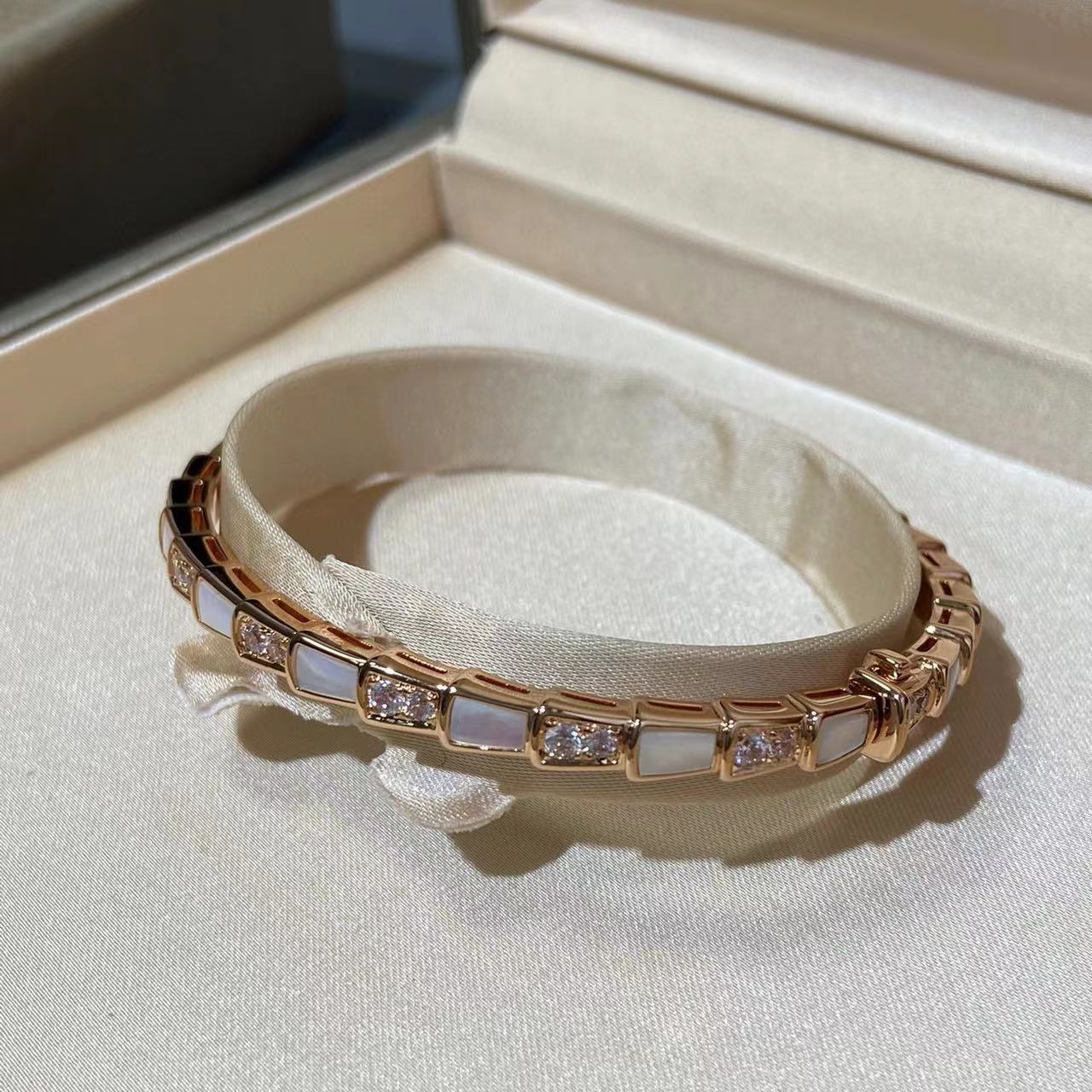 BVLGAR1 ホワイトシェルスネークボーンブレスレット【50％割引+送料無料】