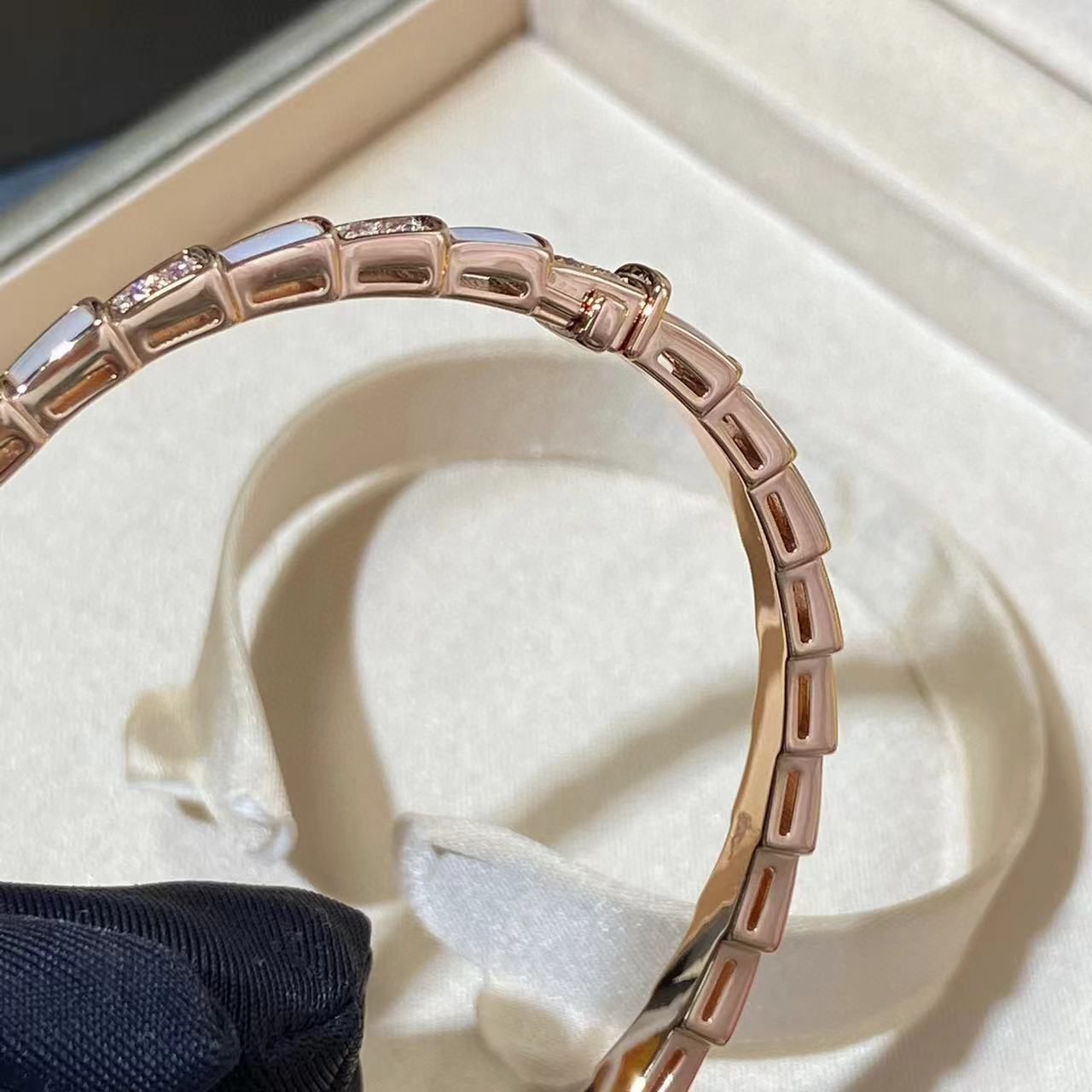 BVLGAR1 ホワイトシェルスネークボーンブレスレット【50％割引+送料無料】